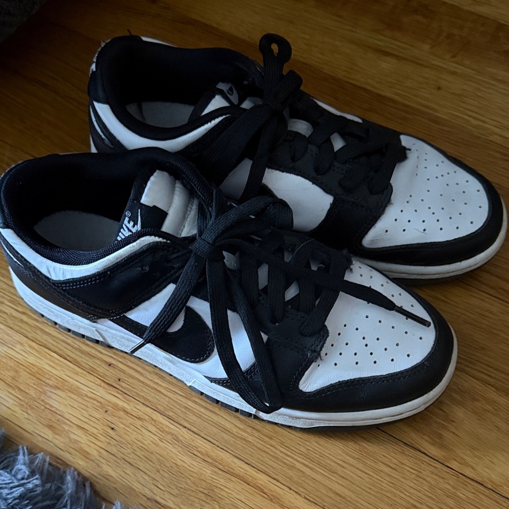 Nike Men's Black and White Low-Top Sneakers